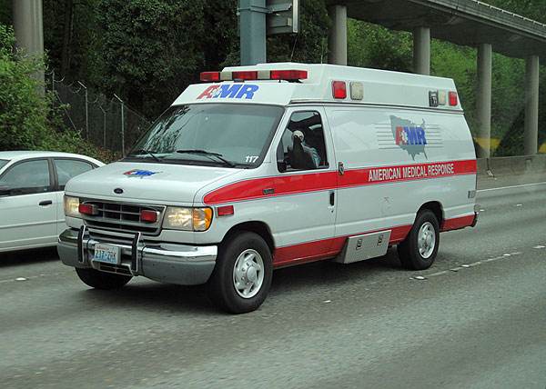 救護車生產(chǎn)廠家簡析車內(nèi)的醫(yī)療配置有哪些？
